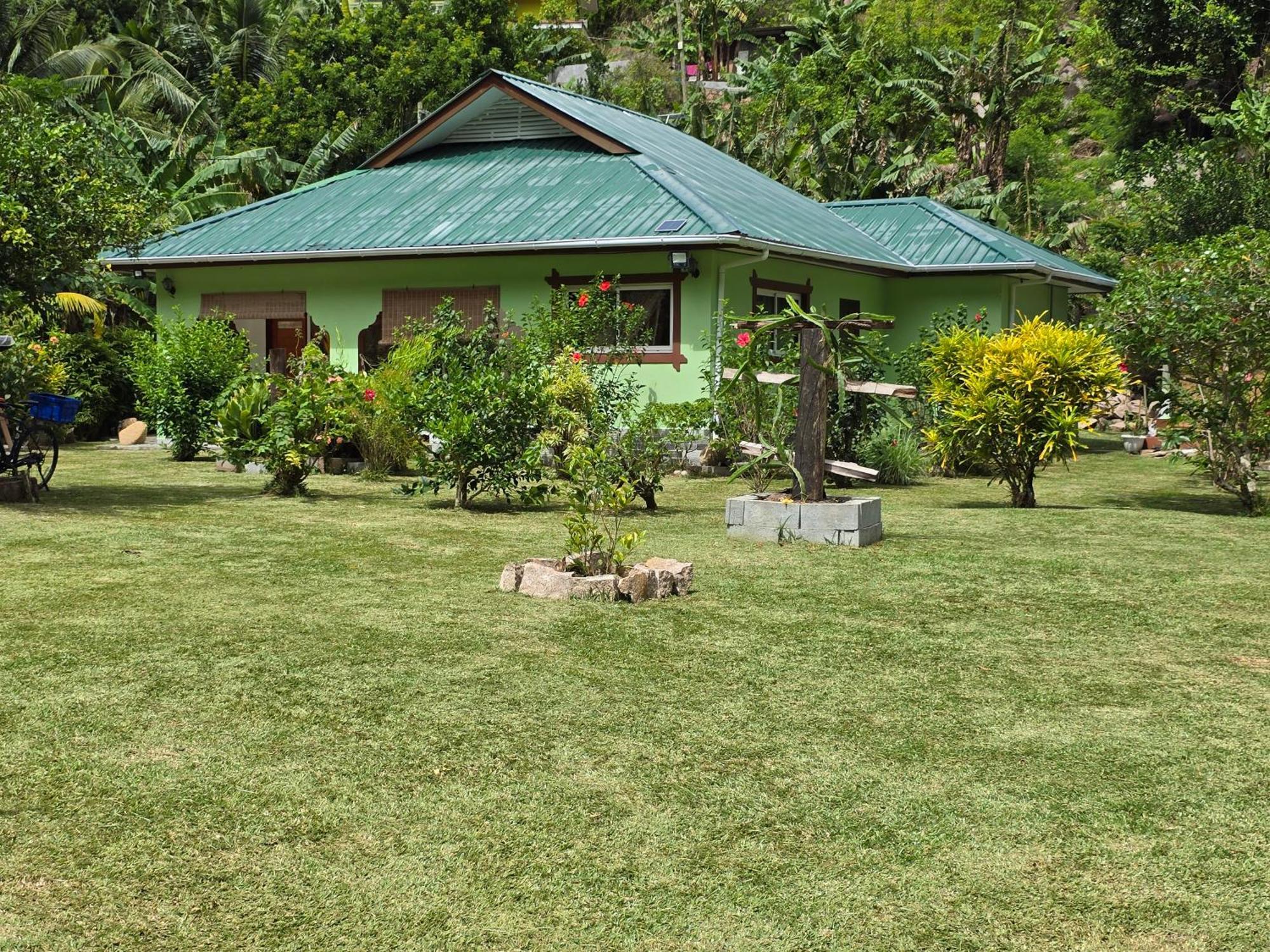 Dan Zoranz Self Catering Guest House La Digue Exterior photo